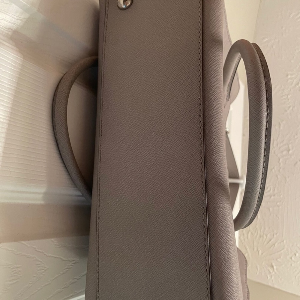 Michael Kors Purse- great condition! - Picture 6 of 6